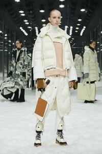00004-MONCLER-1952-WOMENS-2019-READY-TO-WEAR.thumb.jpg.6b2c85320a4524434601d8c191279e9b.jpg