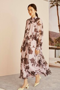 00006-carolina-herrera-vogue-resort-2019-pr-683x1024.jpg