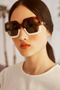 00016-carolina-herrera-vogue-resort-2019-pr-683x1024.jpg