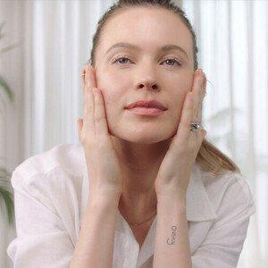 0ad4a6f3-sk-ii-swipeaway-howtouseessence-pat_0dw0dw0dw0dw00000002s.jpg