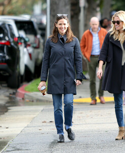 Jennifer+Garner+out+and+about+rqxTei5TMtJx.jpg
