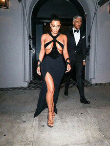 Kim+Kardashian+Kim+Kardashian+outside+Craig+HasYXScA1PIx.jpg