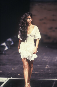 1015396692_AntonioBerardi1998WomenRTW103.thumb.jpg.43c4e9876374842e9b55691c76ca9ca3.jpg