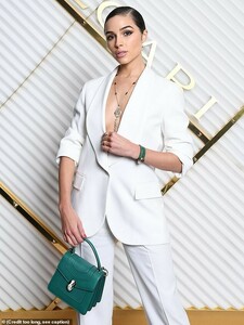 10172116-6736499-Owning_it_For_added_style_and_attention_on_her_chest_and_midriff-m-53_1550905381728.jpg
