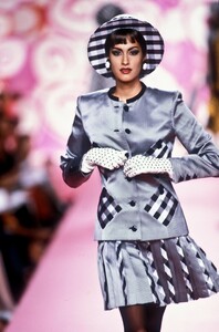 1018985427_Valentino1991HauteCouture33.thumb.jpg.cd86a7d68cc1b2d9c5c1ad5cdcbd89d1.jpg