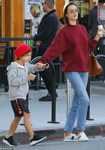 10202464-0-Buddy_system_Alessandra_made_sure_her_son_was_taken_care_of_as_s-m-25_1550987185575.jpg