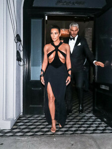 Kim+Kardashian+Kim+Kardashian+outside+Craig+GH1D4iSpxO-x.jpg