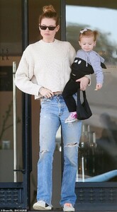 10281636-6744705-Dressed_down_Behati_kept_things_casual_in_an_oversized_cream_col-a-10_1551137465500.jpg