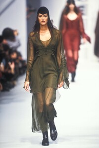 1032840339_KarlLagerfeld1993WomenRTW174.thumb.jpg.791bd6b7e8c1b2bd0a946aa8517b9e5b.jpg