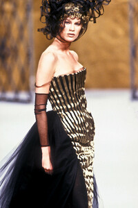 1049860721_Chanel1993HauteCouture240.thumb.jpg.65d96c09ce039961766d56a2ac9924ab.jpg