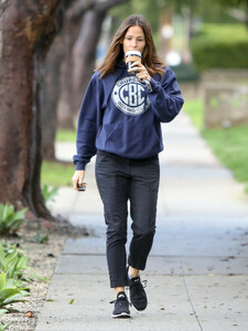 Jennifer+Garner+coffee+boxing+GT_o1HPC3Grx.jpg