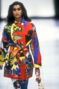 1056586362_Versace1991WomenRTW28.thumb.jpg.0fa6256771d7743f6d65779ad6892978.jpg