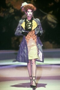 1059461119_VivienneWestwood1995WomenRTW55.thumb.jpg.d3d0f437e7e153f89a824e82d0b0f767.jpg