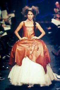 1059917405_JeanPaulGaultier1998HauteCouture62.thumb.jpg.fa430b7e610a2f42e2b7dc0ba62cfcb5.jpg