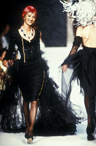 1074559769_Chanel1992HauteCouture132.thumb.jpg.84f6049bbfcb6394f89f35d0742e8619.jpg