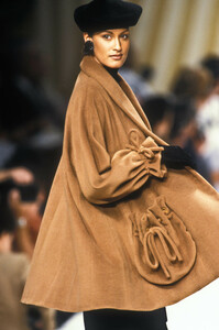 1084001625_PierreBalmain1992HauteCouture45.thumb.jpg.5f543843bf70721abe32676c15027bb0.jpg