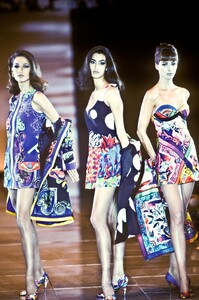 1085339400_Versace1991WomenRTW120.thumb.jpg.0fac0fc6d8f676a11a8b136635e6fb7e.jpg