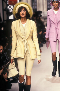 1102119664_Chanel1994WomenRTW75.thumb.jpg.14a916820118493b87f3bb3f6b1b1b9b.jpg