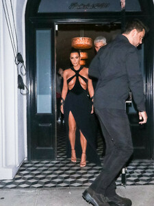 Kim+Kardashian+Kim+Kardashian+outside+Craig+cKsXNZmPqRjx.jpg