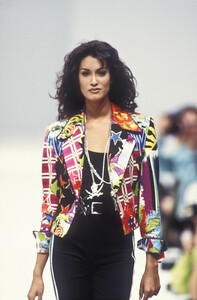1108019777_Byblos1993WomenRTW18.thumb.jpg.f1b8af1db6f7d30d6c857a011a68444b.jpg