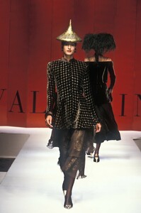 1109239892_Valentino1993HauteCouture44.thumb.jpg.e6954036e7a158371ad21bedc8e1ecbc.jpg