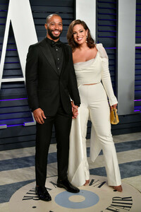 1120985862_AshleyGraham2019VanityFairOscarPartyDNG4CGhCYmlx.thumb.jpg.7b879b4d5fc4527c30b1ffe9c60dfd76.jpg
