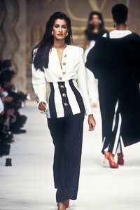 1127174437_Valentino1993WomenRTW39.thumb.jpg.34310da2a5ac7fbc7b3c47a62b743a3f.jpg