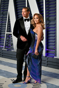 Jennifer+Lopez+2019+Vanity+Fair+Oscar+Party+mEmNrVhnc7Hx.jpg