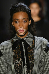 Winnie+Harlow+Prabal+Gurung+Runway+February+z0JBnDhtvPNx.jpg