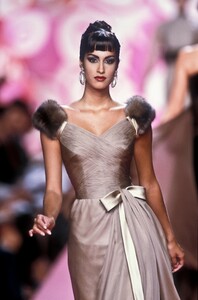 1137301179_Valentino1991HauteCouture49.thumb.jpg.c9a2e4f42a4cfeacf4c3f0480dfdc59f.jpg