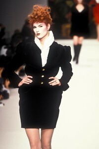 1141802980_VivienneWestwood1995WomenRTW54.thumb.jpg.d1490200a522993e7d42c9f2cae2def3.jpg