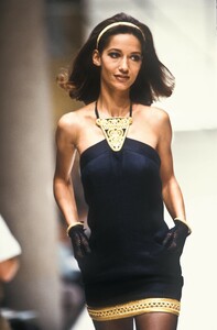 1151716346_Fendi1991WomenRTW23.thumb.jpg.376d1d0b15ded9e67baf34dd9798ac30.jpg