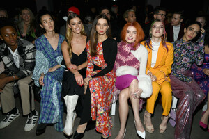 Tao+Okamoto+Prabal+Gurung+Front+Row+February+E44O5TErMAZx.jpg