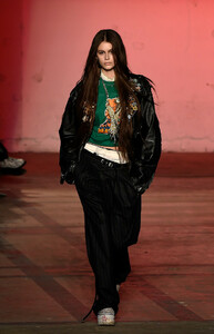 1158864123_R13RunwayFebruary2019NewYorkFashionEsqaE14NlGEx.thumb.jpg.f5fd1be64aa08169657a403709504cda.jpg