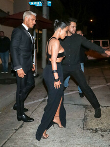 Kim+Kardashian+Kim+Kardashian+outside+Craig+P7molrppa6Dx.jpg