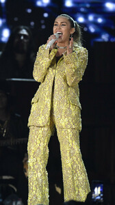 Miley+Cyrus+61st+Annual+Grammy+Awards+Show+DUa63_d8i6kx.jpg