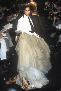 1166776917_JeanPaulGaultier1998HauteCouture108.thumb.jpg.1d25f964e10fd2b77f6447141bca394b.jpg