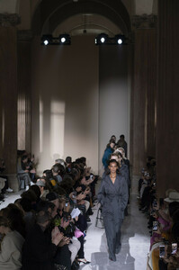 1174852508_SalvatoreFerragamoFall2019LuDUZhXIJg3x.thumb.jpg.39a4109ff9e426512347c2a571e8b59e.jpg