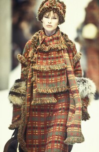 1179685426_Fendi1993WomenRTW128.thumb.jpg.2412e062bd3d68b69757149264228227.jpg