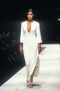 1181306877_SalvatoreFerragamo1998WomenRTW111.thumb.jpg.93490dd036c11b0786d6885be2192901.jpg