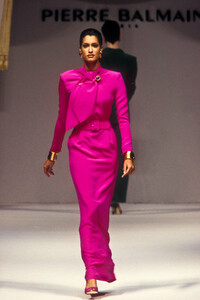 1196471833_PierreBalmain1993HauteCouture72.thumb.jpg.088bf3a24bd05cc1ecd32b4c3e67880d.jpg