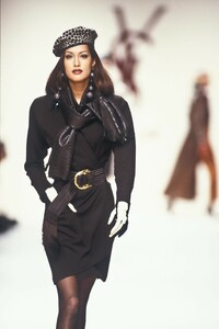 1205160803_YvesSaintLaurent1992WomenRTW42.thumb.jpg.2d51812a4827b0173edcbc6fedf2519b.jpg