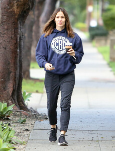 Jennifer+Garner+coffee+boxing+B36_JavvydEx.jpg