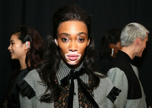 Winnie+Harlow+TRESemme+x+Prabal+Gurung+NYFW+7jfuYT_DRqjx.jpg