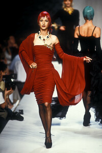 1209488836_Chanel1992HauteCouture14.thumb.jpg.08d491c1cc9fd5280e96d549e32942a1.jpg