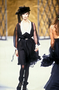 1219169669_Chanel1993HauteCouture113.thumb.jpg.2e8a0e8154c476d88dd693f9e4483f7d.jpg