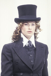 1220249965_DolceGabbana1993WomenRTW179.thumb.jpg.01ca1c88fae8d4e7b9c98f019c609253.jpg