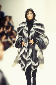 122302713_Fendi1993WomenRTW70.thumb.jpg.e9522b3e3eb39881616c7de7399a32a7.jpg