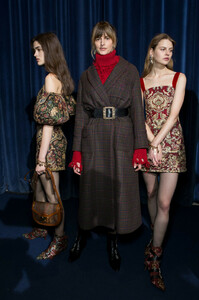 1255790692_EtroFall2019Backstage5P2z3sXnnoQx.thumb.jpg.bb2e9195697403c55ae9f1e67dba7d3c.jpg