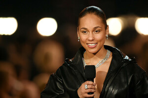 Alicia+Keys+61st+Annual+Grammy+Awards+Inside+xB63WZDNPb5x.jpg